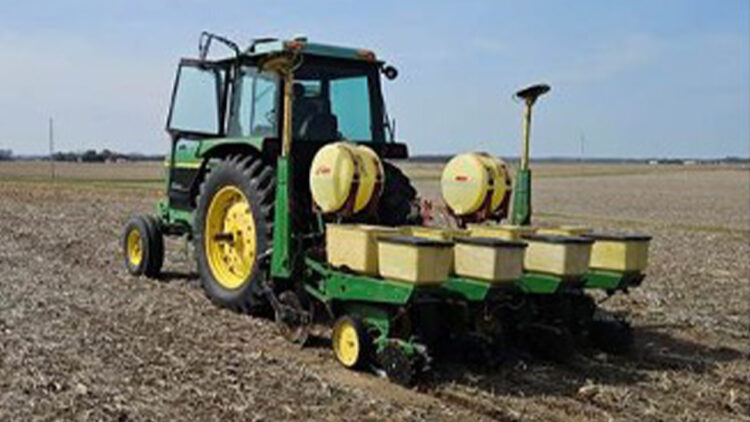 Figure 1b. A 4-row John Deere 7200 planter with finger-pickup meters, spring downforce, and no row cleaners.