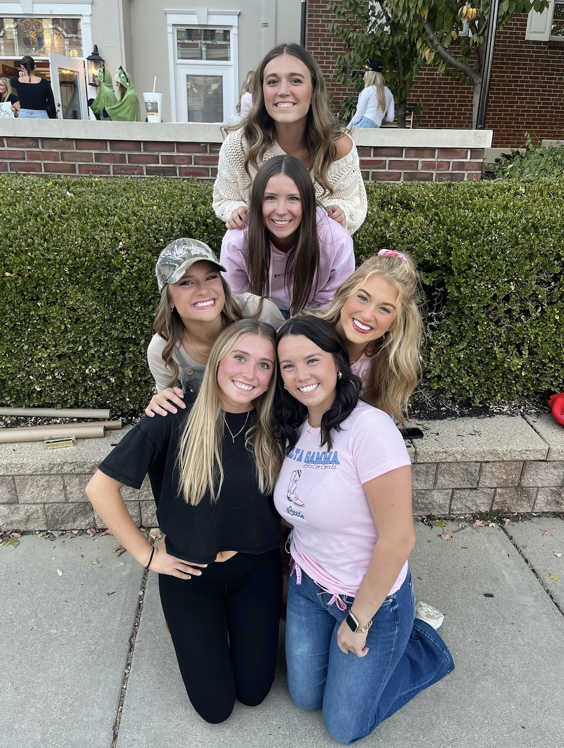 Frey with friends in front of Delta Gamma building