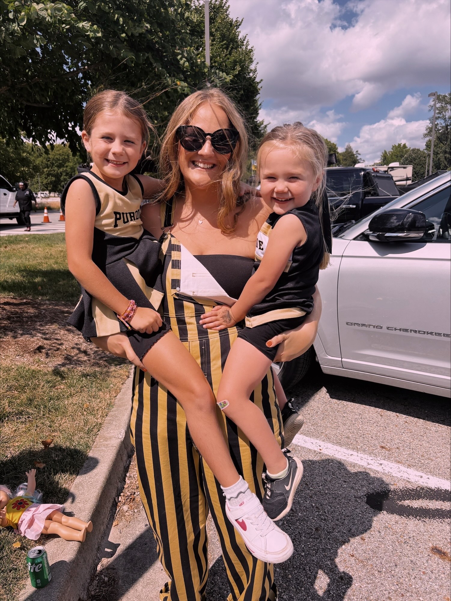 Klinkhamer in striped overalls with two girls