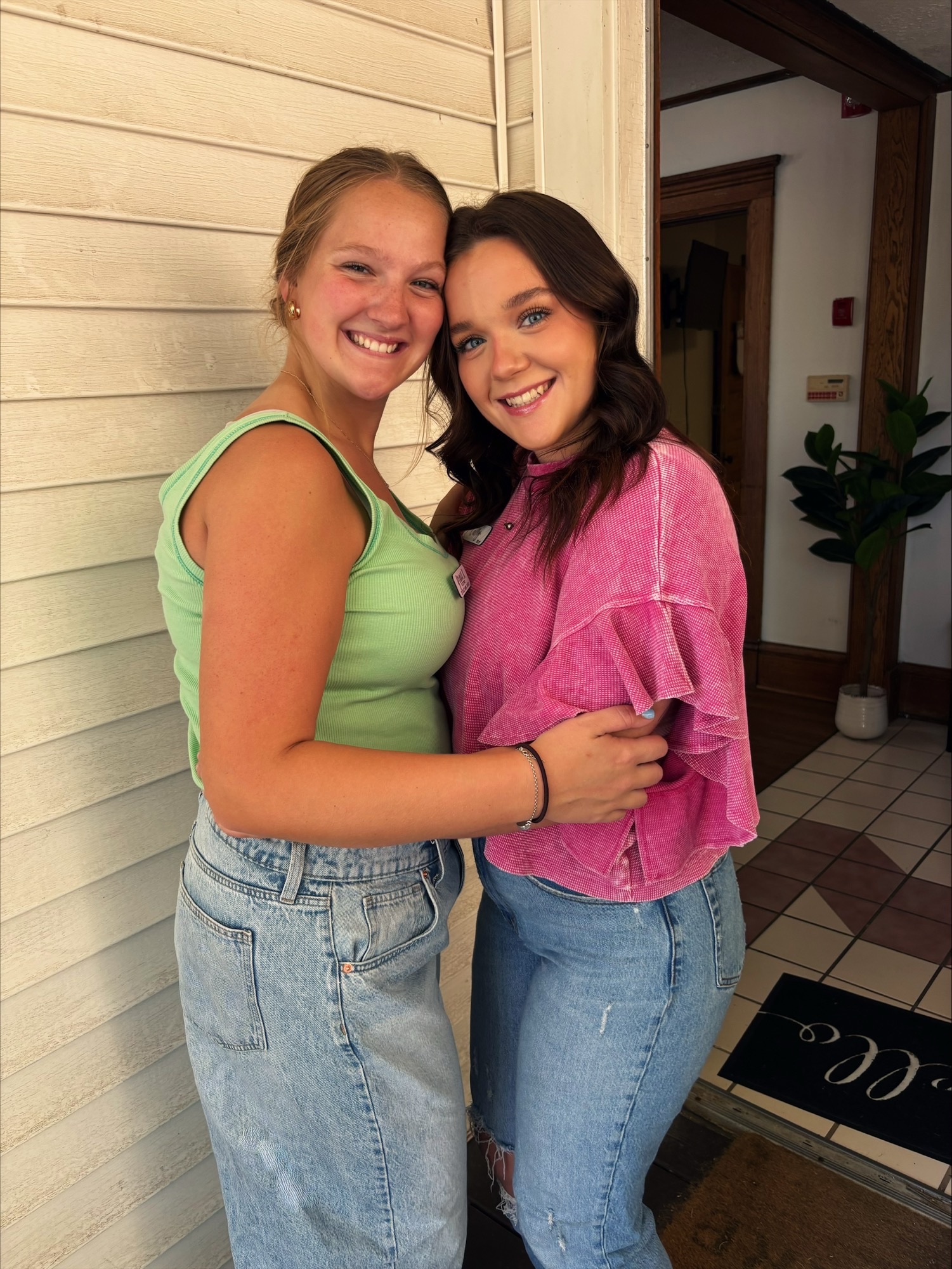 Klinkhamer with friend in front of a doorway