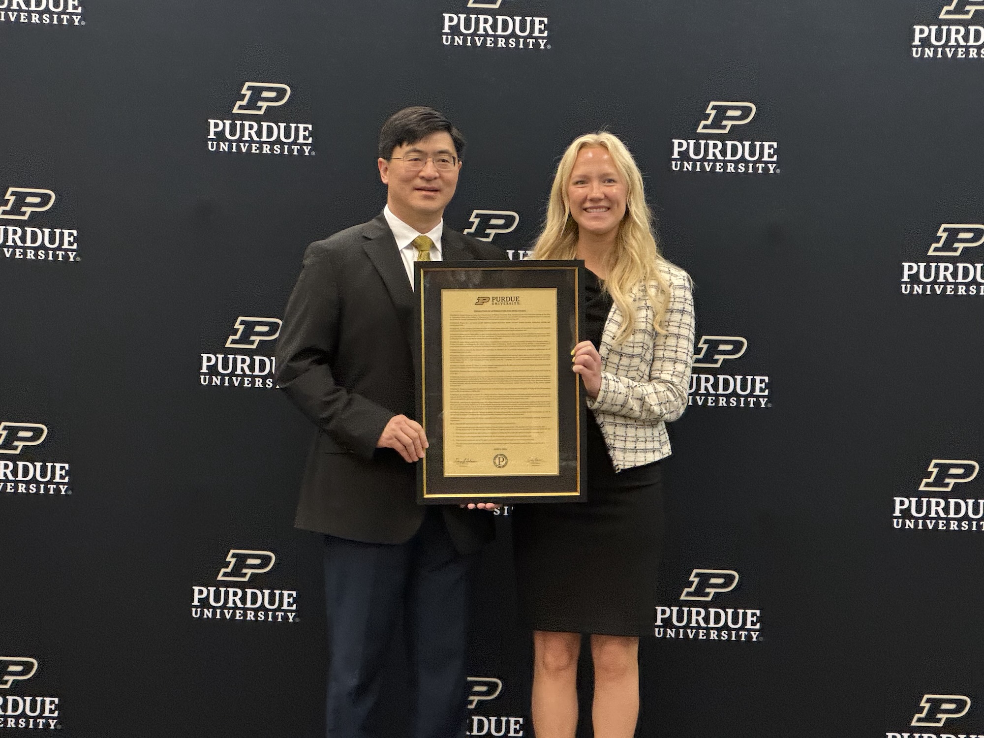 Koester accepting an award from Mung Chiang