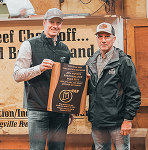 Top Carcass Merit Junior Bull award presented to Wynn's Angus Farm