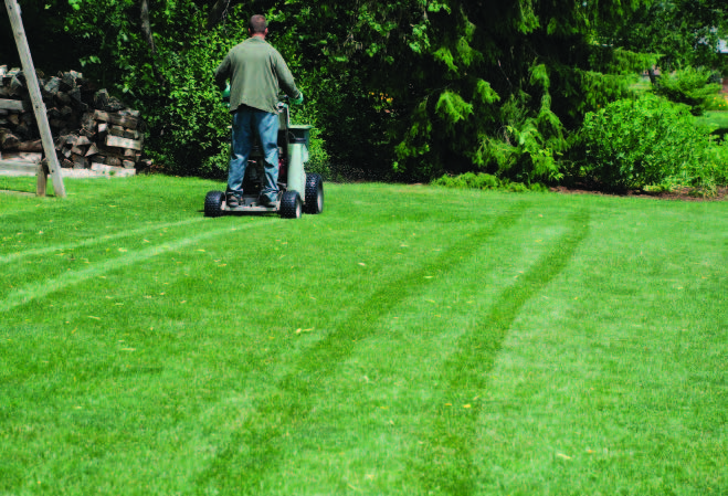 This applicator is throwing fertilizer back toward his previous pass (wheel-towheel) at a distance that loosely approximates his effective spread width.