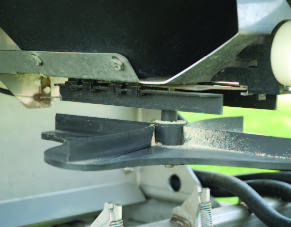 A rotary spreader’s distribution pattern can change when granular dust builds up on the spinner (impeller). Clean the spinner on a regular basis to keep the application accurate.