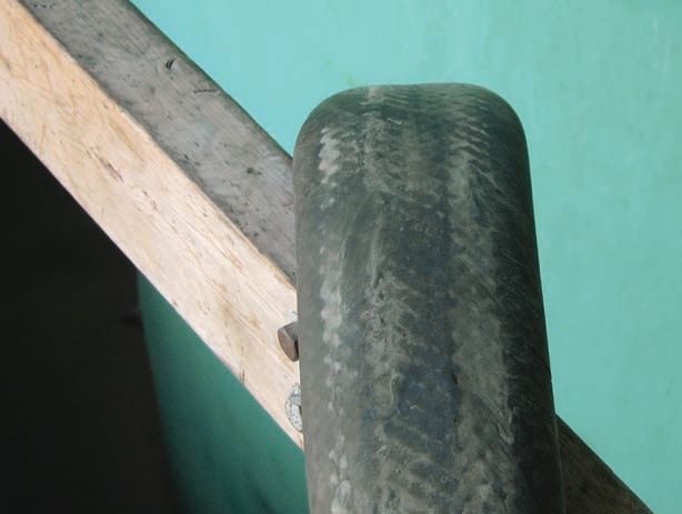 Kinked hoses can restrict the proper flow of product and shorten the working life of hoses.