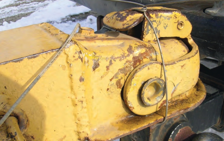 Don’t improvise safety equipment. The coupler on the left is secured with a bent metal flag, which can be very dangerous on the road.