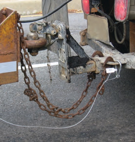 Always connect the emergency brake cable directly to the towing vehicle.Always connect the emergency brake cable directly to the towing vehicle.