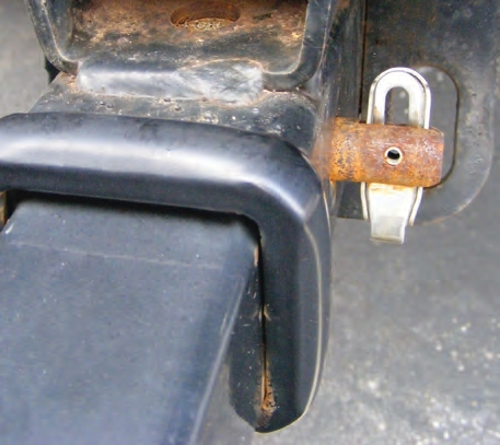A pin needs to fit in a hole in a way that minimizes play and prevents breaking.