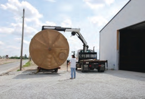 Unloading storage tanks