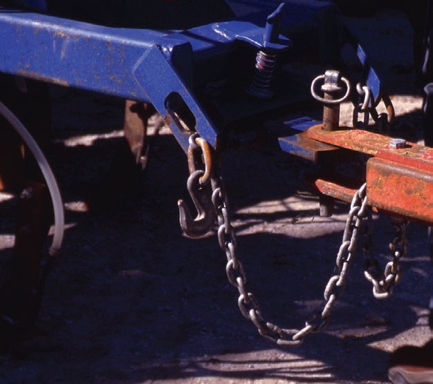 The applicator’s design has an area to capture the link of the chain to make it easier to hook up the safety chain.