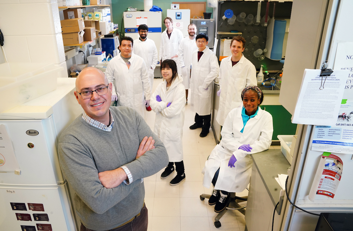 Professor Steve Lindemann in lab with students 