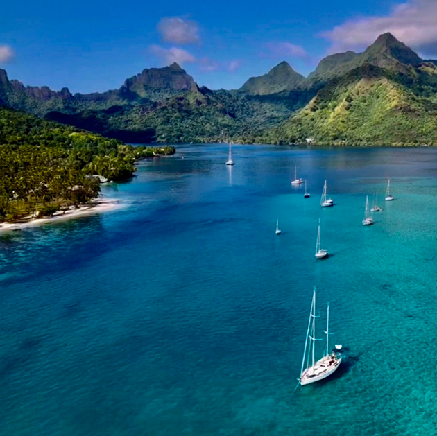 Boats sailing near shore, picture from a above