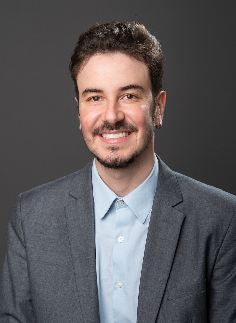Headshot of Matheus Zavadinack in front of gray backdrop.