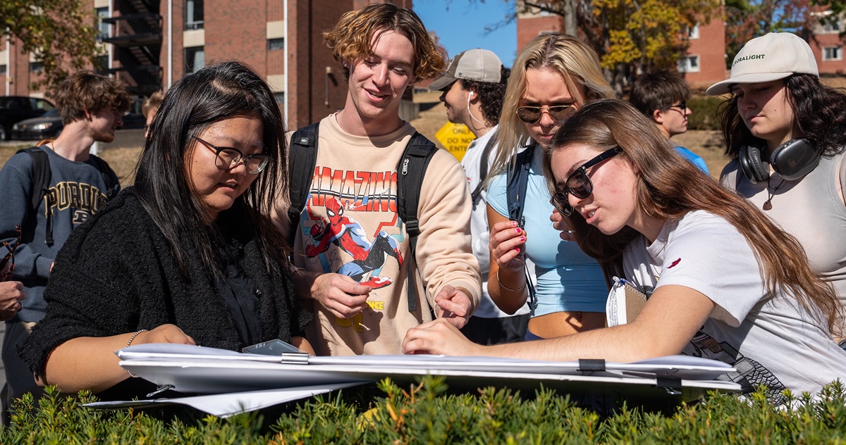 Professor Yiwei Huang teaching students. 