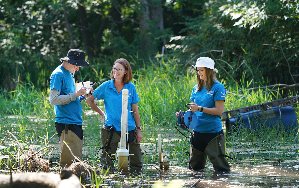 Dr. Laura Bowling in the field with students