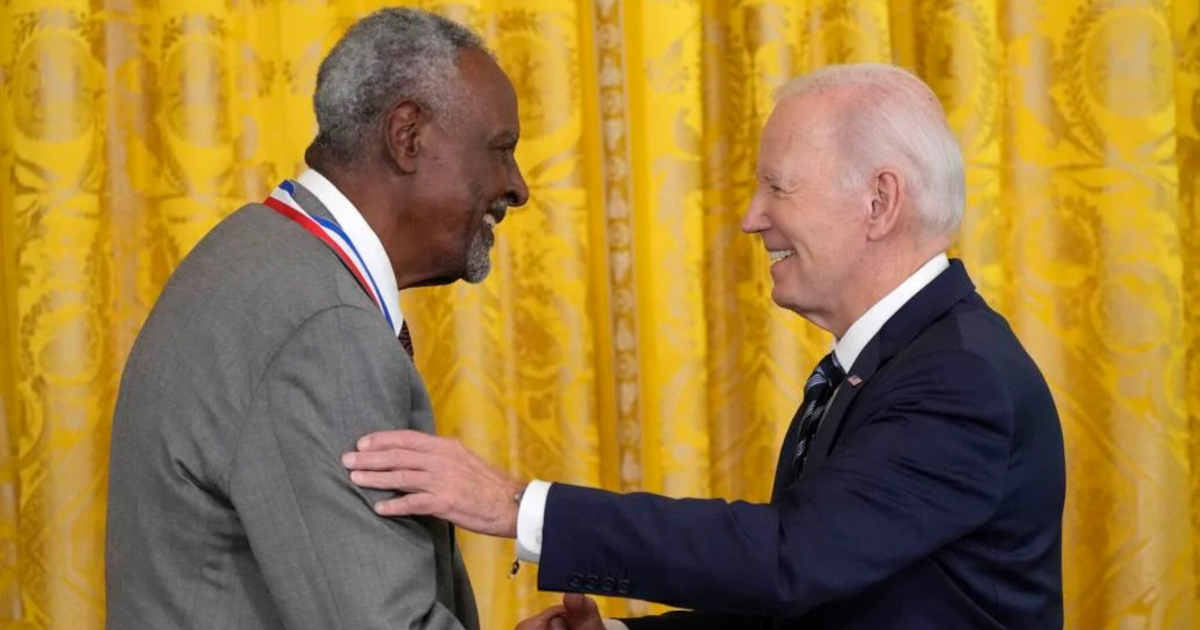 Gebisa Ejeta shaking hands with President Biden after receive the National Medal of Science