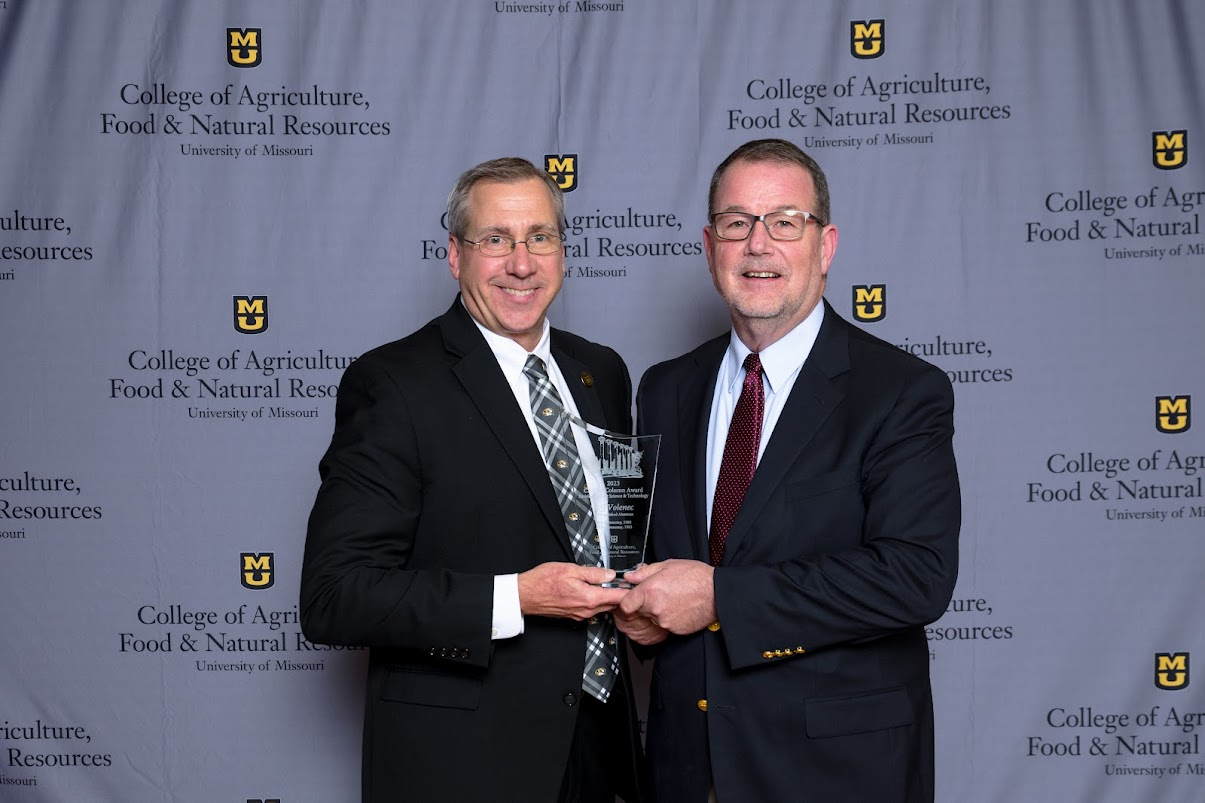 Dr. Jeff Volenec receiving Column Award
