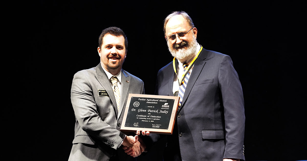 Dr. Glenn Juday receives his 2023 Certificate of Distinction Award from Purdue Ag Alumni Association Board of Directors President Seth Harden. 