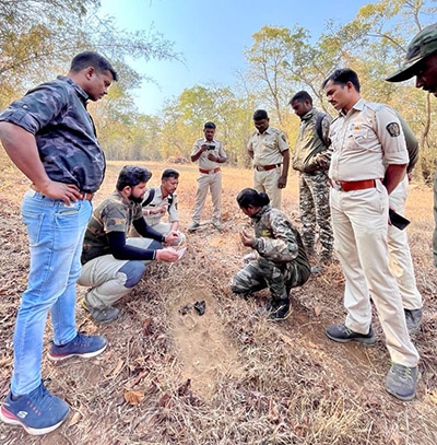 Dr. Abhinav Tyagi talks to forest managers in India.