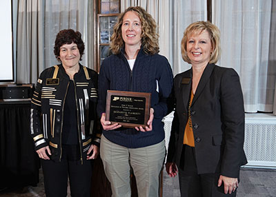 Dr. Elizabeth Flaherty receives her John T. Taylor Excellence in Teaching Innovation Award